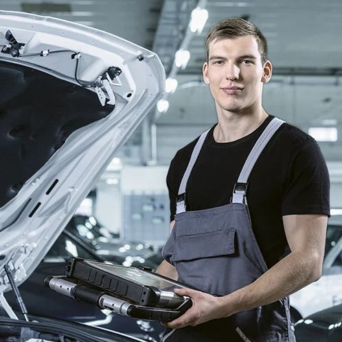 Automobil-Mechatroniker:in EFZ Fachrichtung Personenwagen während der Arbeit.