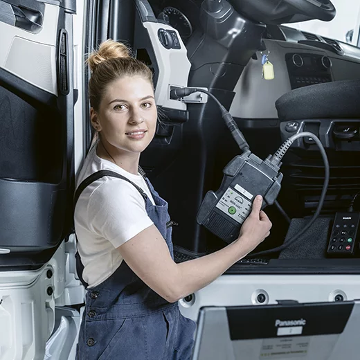 Automobil-Fachmann / Automobil-Fachfrau EFZ Fachrichtung Nutzfahrzeuge während der Arbeit.